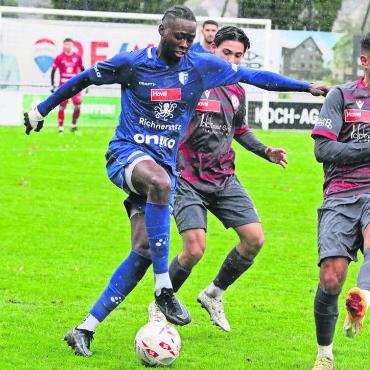 Abschied vom Goalgetter - Nathan Kisisa (links) im Spiel gegen den FC Dietikon. Zehn Tore hat er für Wohlen erzielt. Jetzt geht er wieder. Bild: jl/Archiv