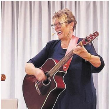 Dem Tod ins Gesicht lachen - Karin Simon überzeugt nicht nur mit Wortwitz, sie singt auch und spielt gleich mehrere Instrumente.