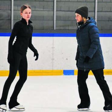 Power on Eis - In Privatstunden gibt die Clubtrainerin Ruth von Arx ihr Wissen an die jungen Läuferinnen weiter.
