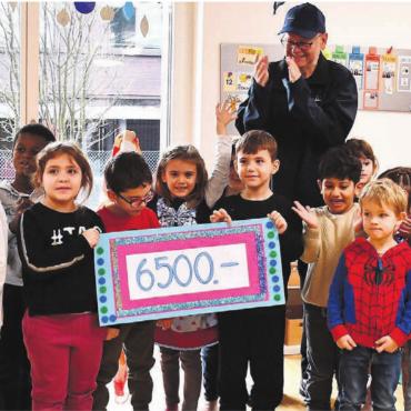 Ein wunderbares Geschenk - Mit viel Engagement und Herzblut für eine gute Sache: Kindergärtner übergeben den Scheck Claude Wuillemin von der Kinderhilfe Sternschnuppe. Bild: Monica Rast