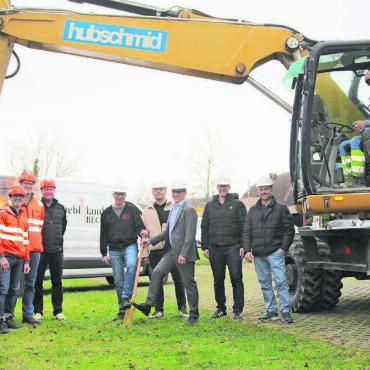 Für das täglich Brot - Mitglieder des Verwaltungsrates und der Geschäftsleitung der Rüebliland AG, gemeinsam mit dem Architekten und Leuten der Bauunternehmung beim Spatenstich zum Erweiterungsbau. Am Spaten selbst (von links): Hans-Peter Dick (Geschäftsleitung Produktion), Philipp Amrein (Vorsitzender der Geschäftsleitung der Landi Maiengrün) und Stephan Stulz (VR-Präsident Rüebliland AG). Bild: Josip Lasic