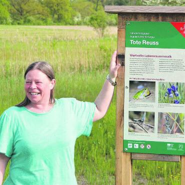 Einheitliche Information - Pro-Natura-Aargau-Mitarbeiterin Ursina El Sammra stellte die neuen Tafeln vor. Bild: Roger Wetli