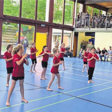 Turn- und Tanzspektakel - Die Mädchenriege konnte sich über eine gelungene Vorstellung freuen. Bilder: ssr