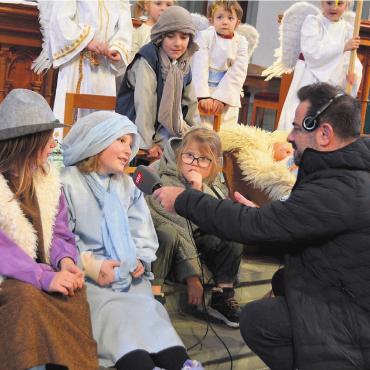 Sie geben ganz viel Herz - Stolz erzählen die Kinder ins SRF-Radio-Mikrofon, was ihnen am Krippenspiel Spass macht.