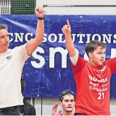Abgezockter Sieg - Trainer Björn Navarin und Tom Angehrn jubeln.