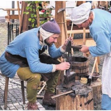 Eintauchen in die gute alte Zeit - Bei ganz vielen Handwerkern kann man selber das alte Handwerk ausprobieren.