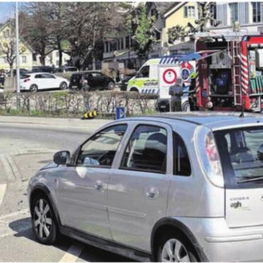Verwechslung von Gas- und Bremspedal - Die Polizei regelte den Feierabendverkehr nach dem Unfall. Bilder: pz