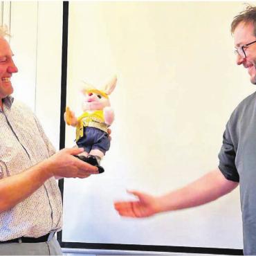 Der «Duracell-Hase» des Waldes - Matthias Ott (rechts) überreicht dem diesjährigen Gewinner des Holzpreises Christoph Schmid auch ein Duracell-Maskottchen. «Wer ihn kennt, weiss, dass er viel Energie hat. Deshalb passt das», so Ott. Bild: Sabrina Salm