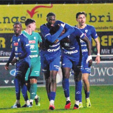 Ein halbes Happy End - Torschütze Amara Cissé wird von Nathan Kisisa geherzt und von den restlichen Mitspielern bejubelt. Sein Tor rettet den Wohlern den Punkt. Bild: Josip Lasic