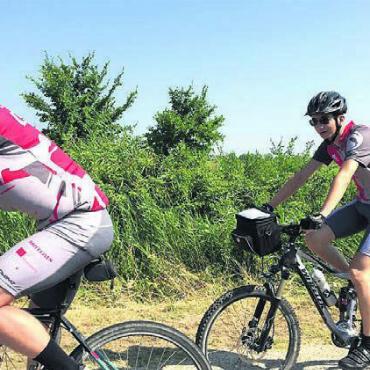 Doppelte Mittelmeertour - Auf der Strecke nach Südfrankreich wartet für die jungen Fahrerinnen und Fahrer sowie die Begleitpersonen manche Herausforderung. Im Bild der BBZ-Tross einer vergangenen Tour.