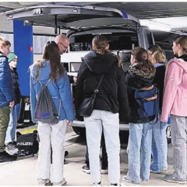 Zukunftstag bei der Stadt - Die Repol zeigte den Kindern, wie ein Polizeiauto ausgestattet ist. Bild: zg
