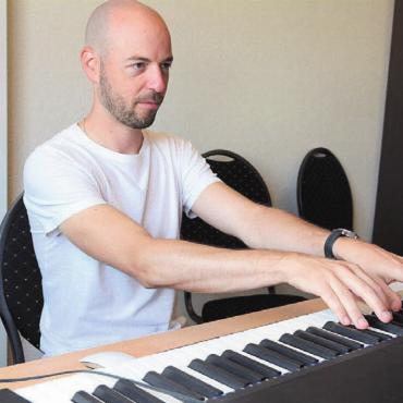 Alles bereit zum Abheben - Der Walliser Thierry Epiney sorgt dieses Jahr für die Musik. Nachdem er zuvor im stillen Kämmerlein komponiert hat, freut er sich nun auf die Zusammenarbeit mit der Band.