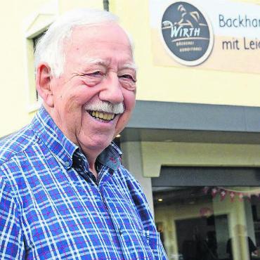 Auf dem Schlitten durchs Dorf - Auch nach der Geschäftsübergabe an seinen Sohn ist Emil Wirth oft und gern in der Bäckerei zu Gast, in der er während Jahrzehnten das Dorf und die Region mit feinem Brot versorgt hat. Bilder: Chregi Hansen