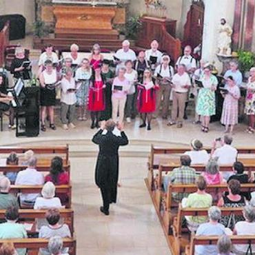 Die wilden 20er-Jahre - Der Kirchenchor überzeugte bei seinem Konzert mit einem vielfältigen Programm. Bild: zg
