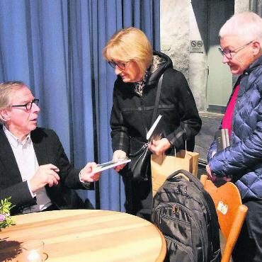 Menschen ein Denkmal setzen - Volksnah im Kellertheater: Literaturpreisträger Klaus Merz nahm sich beim Signieren seiner Bücher Zeit, um sich mit den Gästen in Bremgarten auszutauschen. Bild: Bernadette Oswald