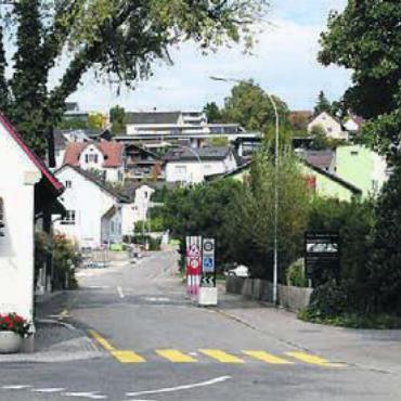 Schlecht, kritisch, zwingend - Das Sanierungsprojekt Hochwachtstrasse ist herausfordernd. Im Bereich Jurastrasse/Kapellstrasse wird ein besonderer Verteilschacht für die Kanalisation erstellt.