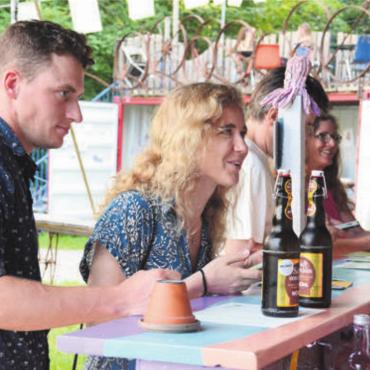 Die App als Hoffnungsträger - Treffpunkt Bar: Das Konzept mit den wechselnden Teams hinter dem Tresen hat sich bewährt und sorgt für tolle Begegnungen.