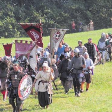 «… und es hat WUMS gemacht!» - Der Zug der Wikinger auf dem Weg zur historischen Schlacht, die jedes Jahr zu den Höhepunkten des Wochenendes gehört. Bild: pf