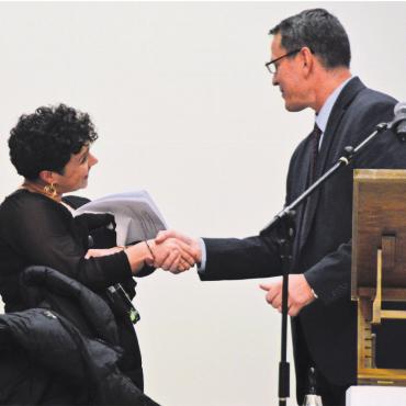 Frauen-Duo an der Spitze - Gemeindeammann Roland Vogt gratuliert der neuen Einwohnerratspräsidentin Julia Frischknecht.