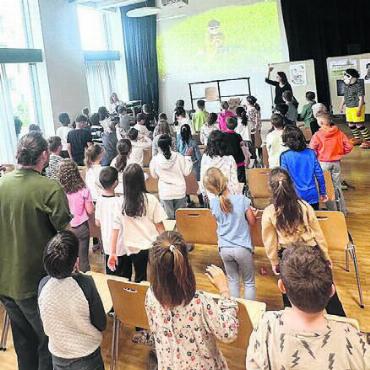 130 Schüler und ein Flamingo - Die Kinder tanzten zum Chnorrlimorrli-Song. Bild: vaw
