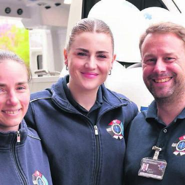 Zügig, aber sicher unterwegs - Pia Gyger, Belinda Sutter und Patrick Rickli vom Rettungsdienst Neeser stehen am 144er-Tag Red und Antwort. Bilder: Monica Rast / zg