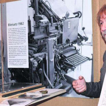 Schwarze Kunst und weisse Wäsche - Die Setzmaschine, die einst in der Druckerei der Familie Weissenbach stand, erleichterte zwar die Arbeit der Schriftsetzer, anforderungsreich war sie trotzdem. Und ungesund. Peter Spalinger stellte sie vor. Bilder: Erika Obrist