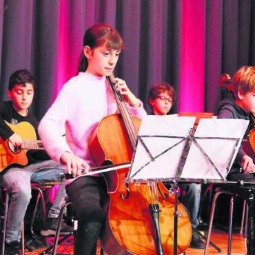 Musikalische Adventstürchen - Der Auftritt am Konzert vom Projekt «Bandmonat» gehört bereits der Vergangenheit an. Jetzt verzaubern die Schüler die Adventszeit. Bild: Archiv/mo
