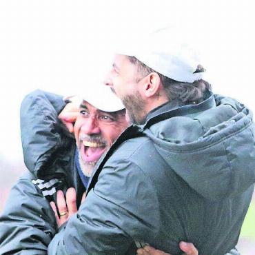 Schuldenberg fast weg - Symbolisch: Trainer Piu und Co-Trainer Ivano Rizzo bejubeln ein Tor. Jedoch hat der FC Wohlen neben dem Platz nun auch Grund zur Freude. Bilder: Archiv