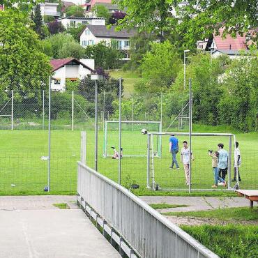 «Vertieftes Studium nötig» - Geht es nach dem Gemeinderat, kommt ein neues Zyklus-1-Schulhaus beim Junkholz auf die jetzige grüne Spielwiese. Bild: Daniel Marti