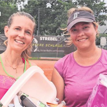 Dem Regen getrotzt - Einen Heimsieg gab es auch in der Kategorie Frauen 40  R4/R6. Martina Kuhn-Burkard (links) gewann den Final gegen Priska Staub mit 6:7, 6:1 und 10:7. Bilder: zg