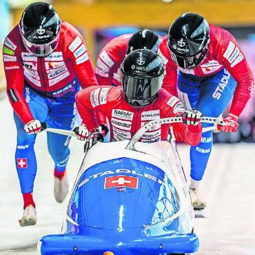 Einen Sprung nach vorne - Ist einmal in die Top 5 gefahren und hat einen grossen Sprung im Gesamtklassement gemacht: Nils Reich (Mitte) mit seinem Team.