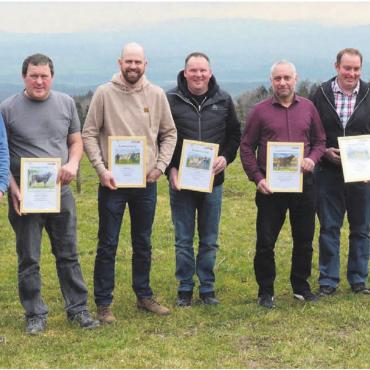 Nächste Horba rückt näher - Die Züchter der 100 000er-Kühe mit Cyrill Gauch, Präsident von Braunvieh Aargau (links), und Andreas Kocher (rechts), der die Grüsse von Braunvieh Schweiz überbrachte.