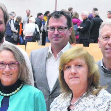 Zurück zum alten Steuerfuss - Der Gemeinderat Oberlunkhofen hofft, an der ausserordentlichen Gemeindeversammlung doch noch ein Budget genehmigt zu bekommen. Von links: Roland Geier, Barbara Weber, Alain Maître, Vivienne Graw und Cristian Canis. Bild: Archiv/tst