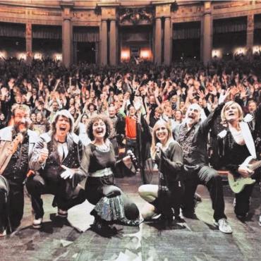 Vier Shows am neuen Standort - Die Band ABBA 99 tourte schon durch etliche Länder (wie die USA, Schweden, Frankreich, Italien) und begeistert nun auch in Wohlen. Bilder: pd