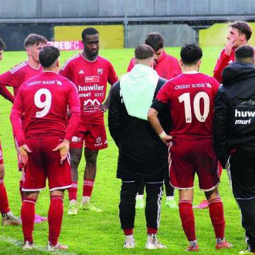 Es fehlten Sekunden für den Sieg - Lange Gesichter beim FC Muri nach dem schicksalhaften Spiel und dem Ausgleich in der letzten Minute. Bilder: Patrick Fischer
