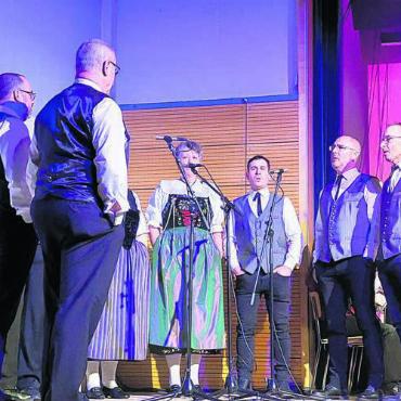 Der ganze Berg groovt - In der zweiten Hälfte des Konzerts unterstützte der Jodelchor Rüssblick die Musikanten. Die ungewöhnliche Kombination konnte das Publikum begeistern.