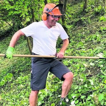 Raus aus der Komfortzone - Der Schulleiter und Inhaber der Privatschule Lern mit im Einsatz: Reto Helbling absolvierte Schnupperlehren als Maurer, Landschaftsgärtner (Bild) und als Maler. Bild: zg