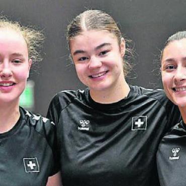 Freudig geduscht - Ein Bild für die Freiämter Sportgalerie. An der Heim-EM sind gleich drei Handballerinnen aus der Region dabei. Zwei davon schaffen es auf das Podest der Sportlerwahl. Von links: Seraina Kuratli (3. Rang), Nora Snedkerud und Daphne Gautschi (2. Rang).