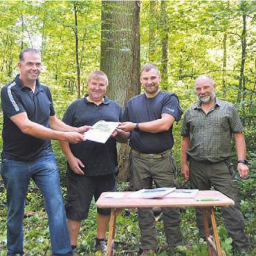 Vorgespurt für nächste 15 Jahre - Grosse Zufriedenheit mit dem neuen Betriebsplan, von links: Nik Sax, Mike Koch und René Koch (Bärholz-Waldgenossenschaft), die Förster Silvan Meyer und Urs Meyer und Pascal Luzio, ebenfalls Bärholz-Waldgenossenschaft. Bild: ake
