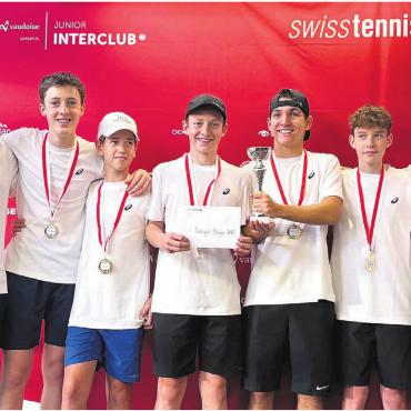 Langer Weg endet mit Gold - Die Schweizer Meister vom TC Wohlen Niedermatten. Von links: Nathan Eugster (Coach), Nils Hauck, Luca Botan, Robin Giger, Seraphin Langer, Lias Parpan und Miguel Molinari. Bild: zg