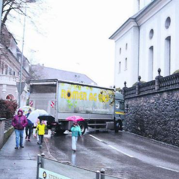 Lastwagen als Strassensperren - An den Hauptverkehrsachsen werden wie am vergangenen Chlausauszug (Bild) Lastwagen aufgestellt, um den Fasnachtsumzug abzuschirmen. Bild: Archiv/spr
