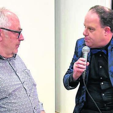 Vorstand in globo wiedergewählt - Comedian Peter von Kron (rechts) unterhielt die Anwesenden bestens. Vor allem, als er Gemeindeammann Franz Schaad in die Mangel nahm. Bild: sp