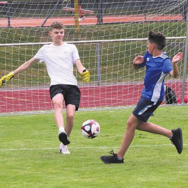 Wachsend Richtung Jubiläum - Gerade noch gut gegangen. Der Goalie ist vor dem gegnerischen Stürmer am Ball.