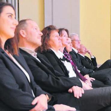 Stabsübergabe in würdigem Rahmen - Das Team der AKB verfolgt das Geschehen aus der ersten Reihe.