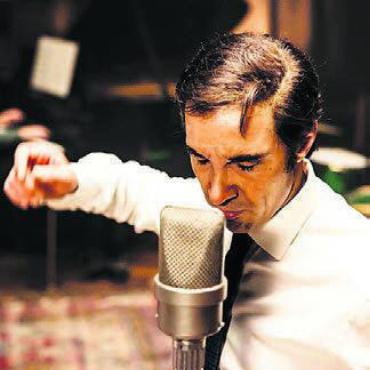 Ein Gigant des Chansons - Schauspieler Tahar Rahim hat für diese Rolle den Sänger genau studiert. Bild: zg