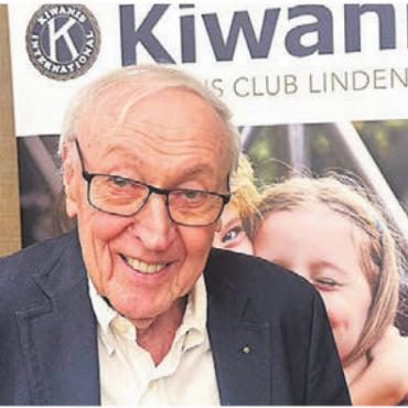Kleines Säckli, grosser Zustupf - Arthur Fischbach vom Kiwanis Club verkaufte über 350 Chlaussäckli.