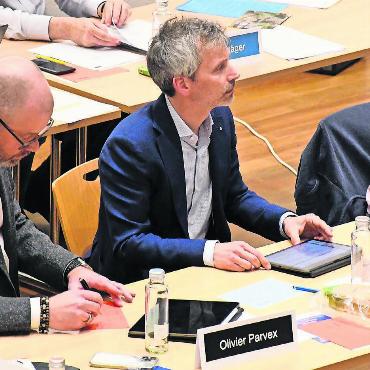 Steilvorlage und Symbolpolitik - Matthias Angst, Präsident der Einnahmenkommission, ist zufrieden mit der Arbeit der neuen Kommission. Bild: Daniel Marti