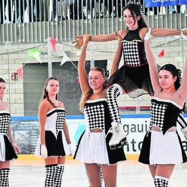 Zirkusnummern auf dem Eis - Die besten Läuferinnen aus dem Kader 2 in einer romantischen und ab und zu melancholischen Nummer «Pierrot» zum Lied «Send in the Clowns» von Barbra Streisand.