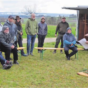 «König des Waldes» ist zurück - Gebannt lauschen die Naturinteressierten in der Reussebene bei Rottenschwil den Ausführungen des Jägers zur Rückkehr des Rothirschs. Bilder: Thomas Stöckli / zg