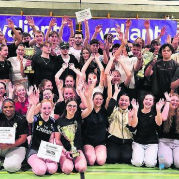 Tolle Stimmung am Sportfest - Das Gesamtsiegerfoto beweist es: Die Stimmung an der Volley-Night war riesig. Bild: zg